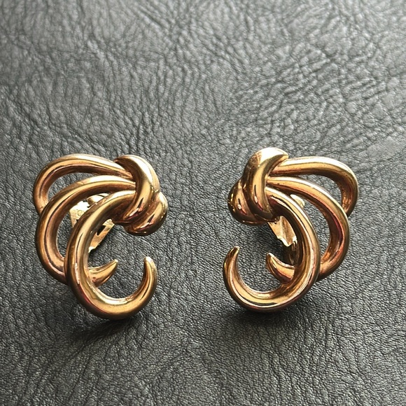 Crown Trifari Gold Tone Clip On Earrings Round Curved Swirl Knot EUC - Picture 5 of 5